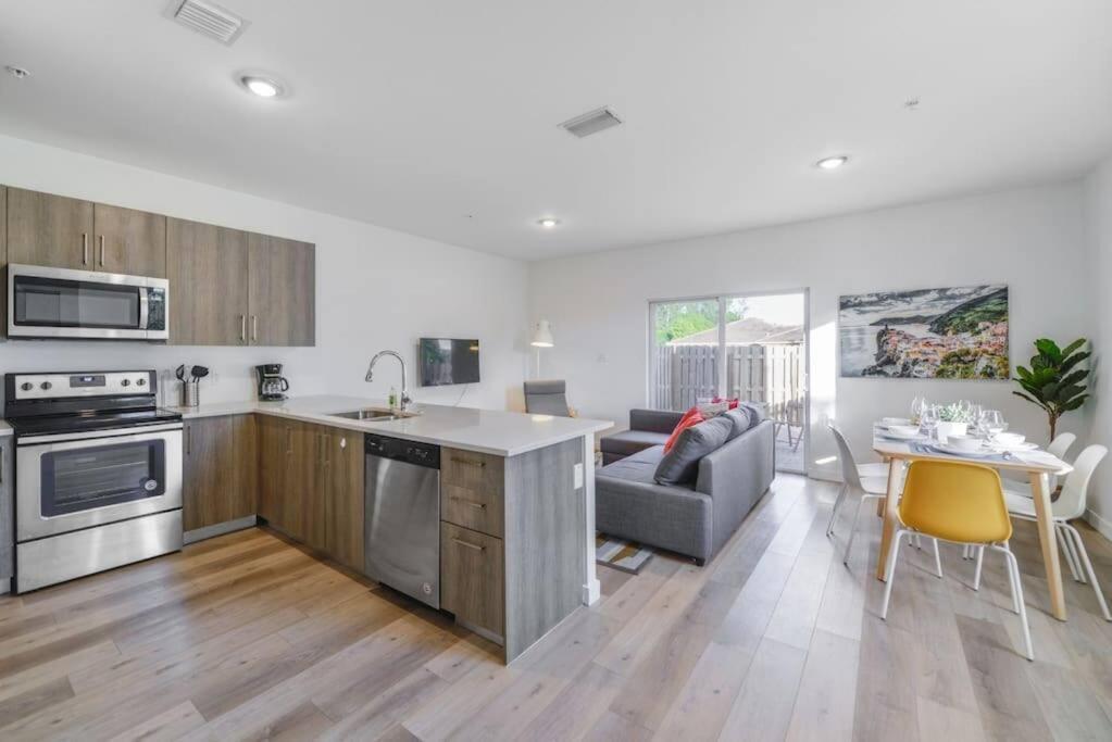 Amazing Town House 15 Min From The Beach Wfree Parking Miami Exterior foto