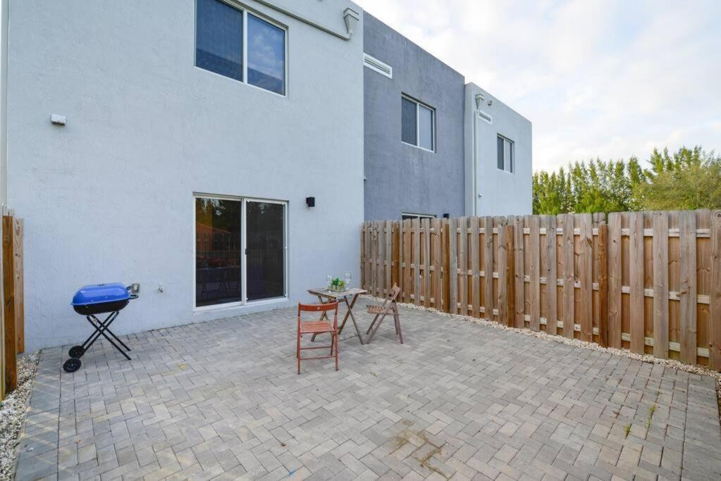 Amazing Town House 15 Min From The Beach Wfree Parking Miami Exterior foto